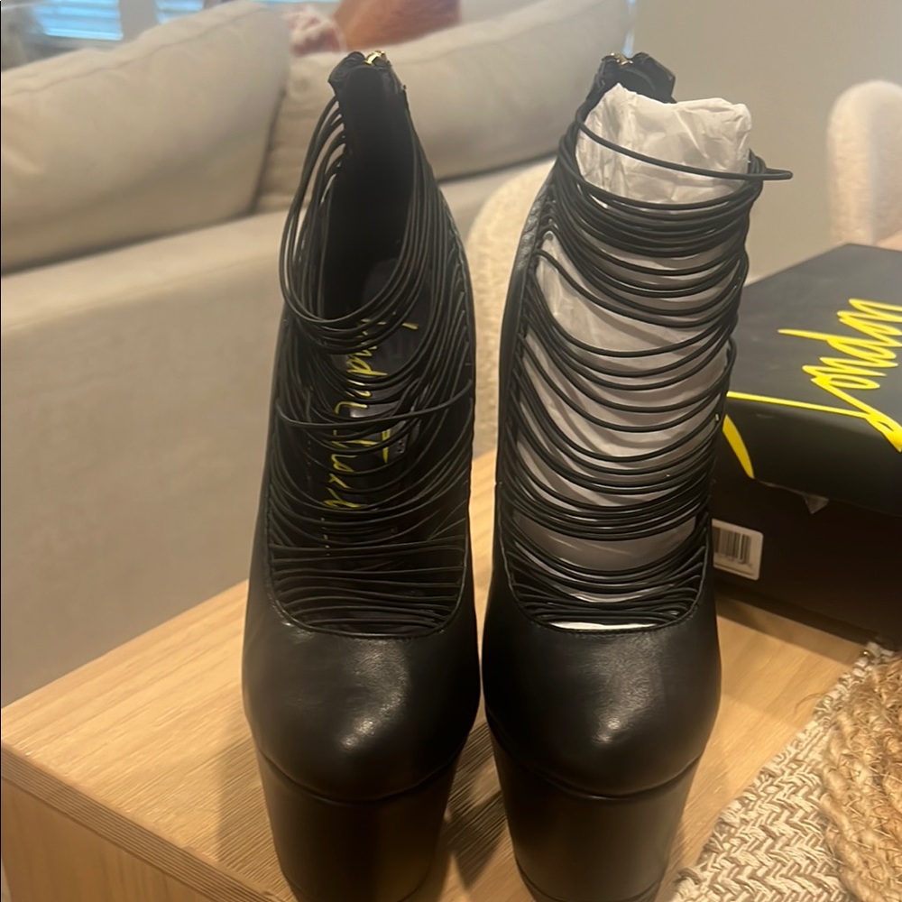 London Trash Ceres Black Heels Elegant and Stylish